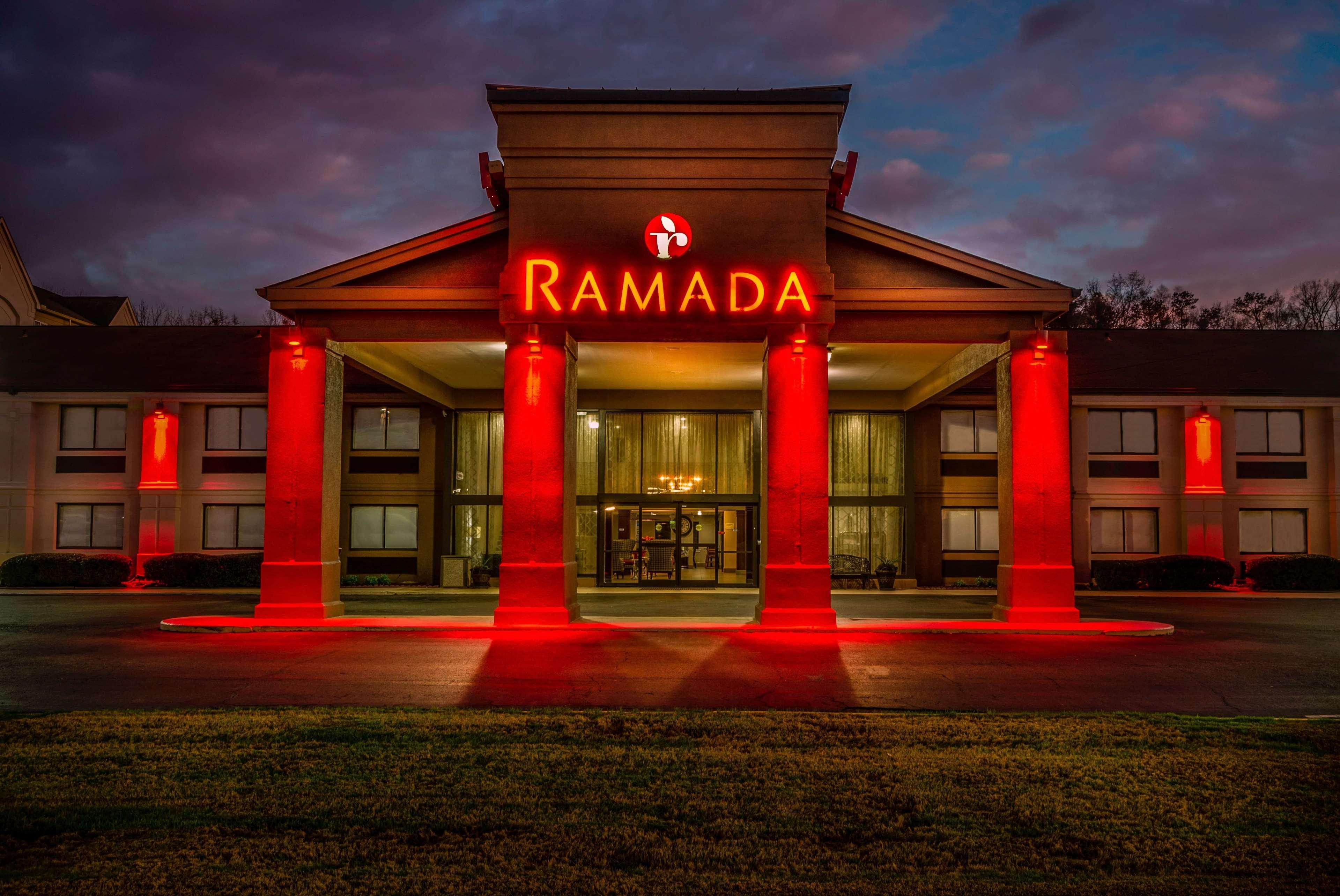 Ramada By Wyndham Tuscaloosa Hotel Exterior foto