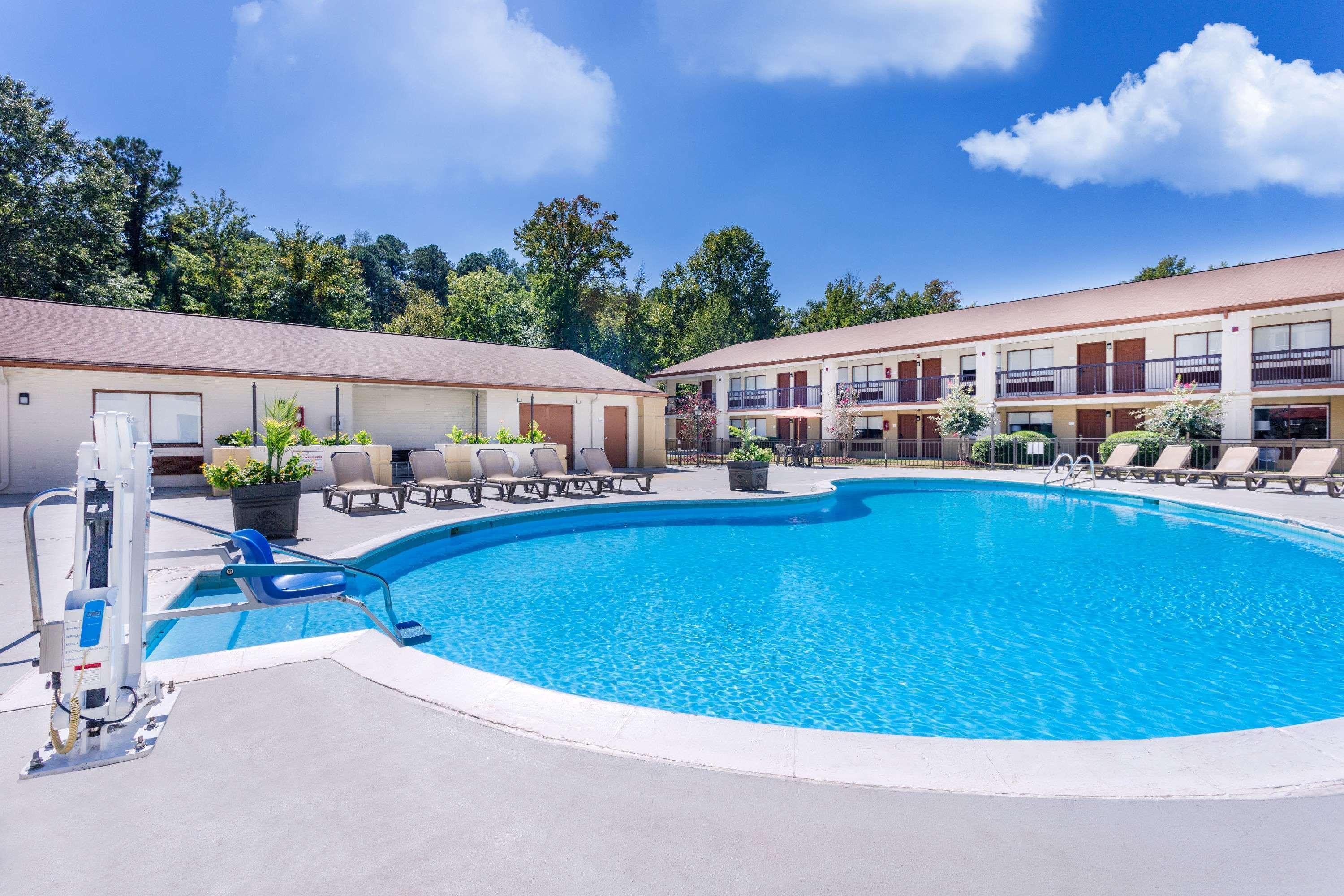 Ramada By Wyndham Tuscaloosa Hotel Exterior foto